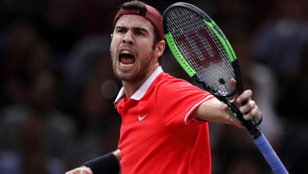 Khachanov frena en seco a Djokovic