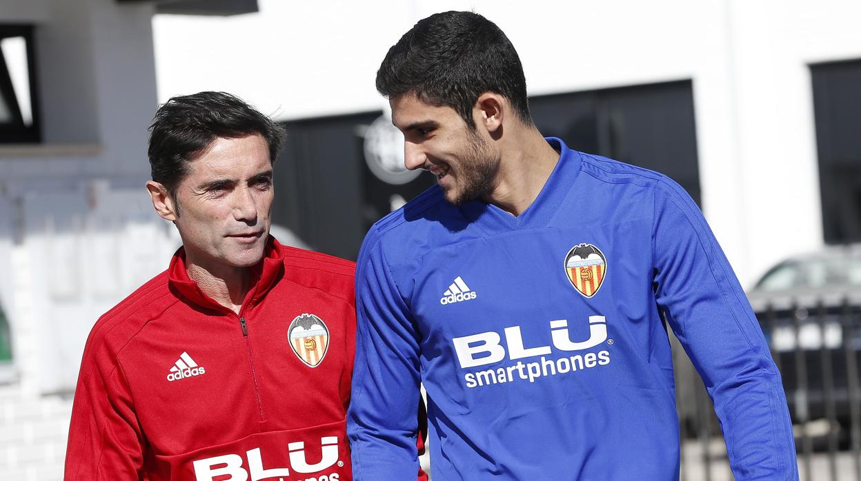 Marcelino, junto a Gonzalo Guedes en un entrenamiento del Valencia