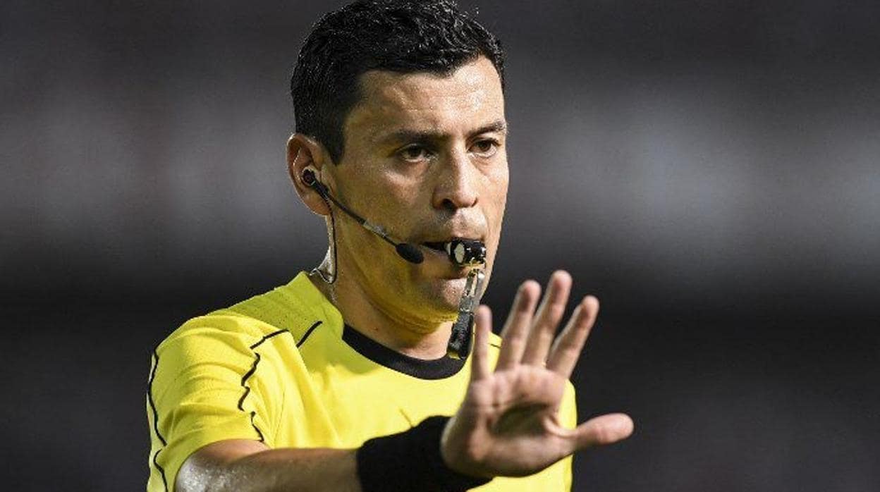 El árbitro chileno Roberto Tovar, juez del Boca Juniors-River Plate