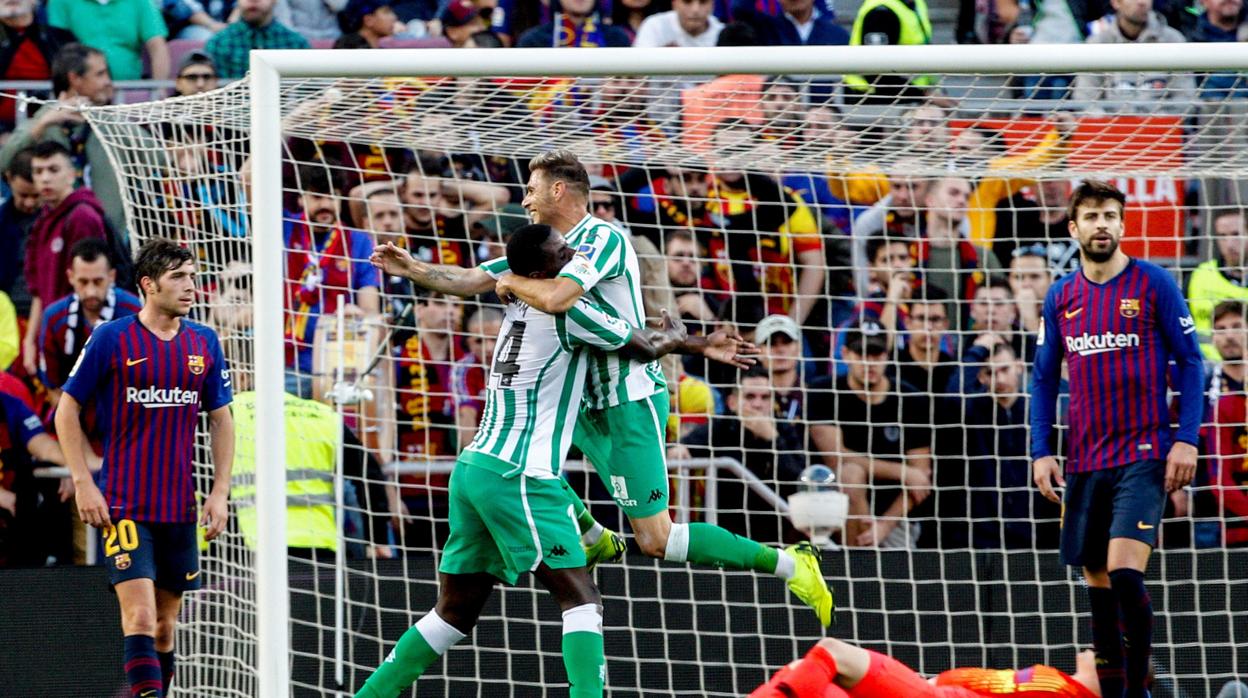 El Betis celebra uno de sus goles en el Camp Nou