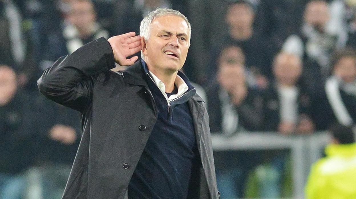 José Mourinho se lleva la mano a la oreja tras la victoria del Manchester United ante la Juventus en la Champions League