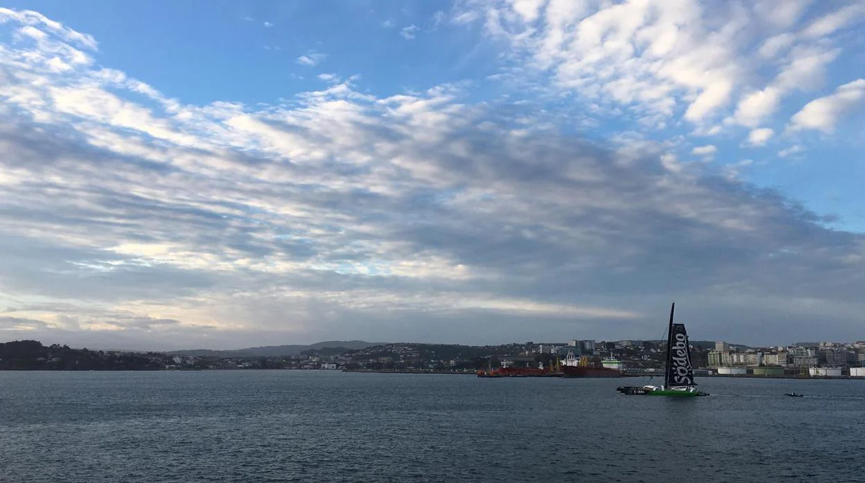 «Ultim Sodebo» vuelve a la regata tras reparar el barco en La Coruña