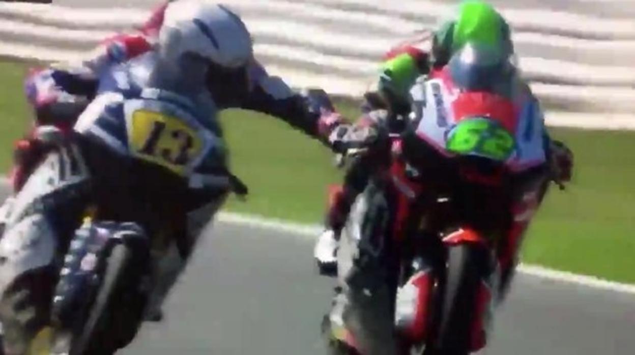 Romano Fenati, en el momento que acciona el freno de Stefano Manzi en Misano