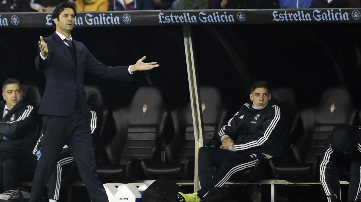 Santiago Solari, dirigiendo al Real Madrid en el estadio del Celta