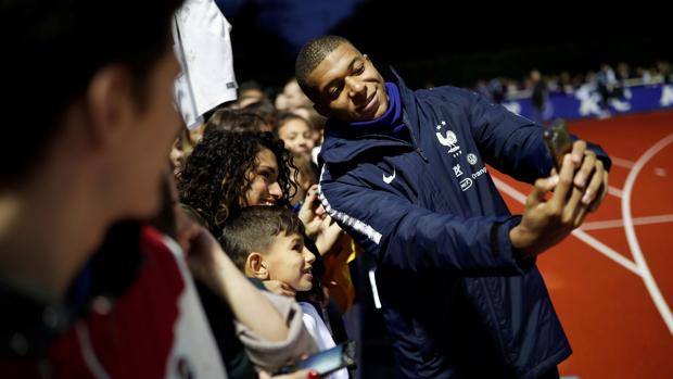 El precioso gesto de Mbappé con un niño huérfano