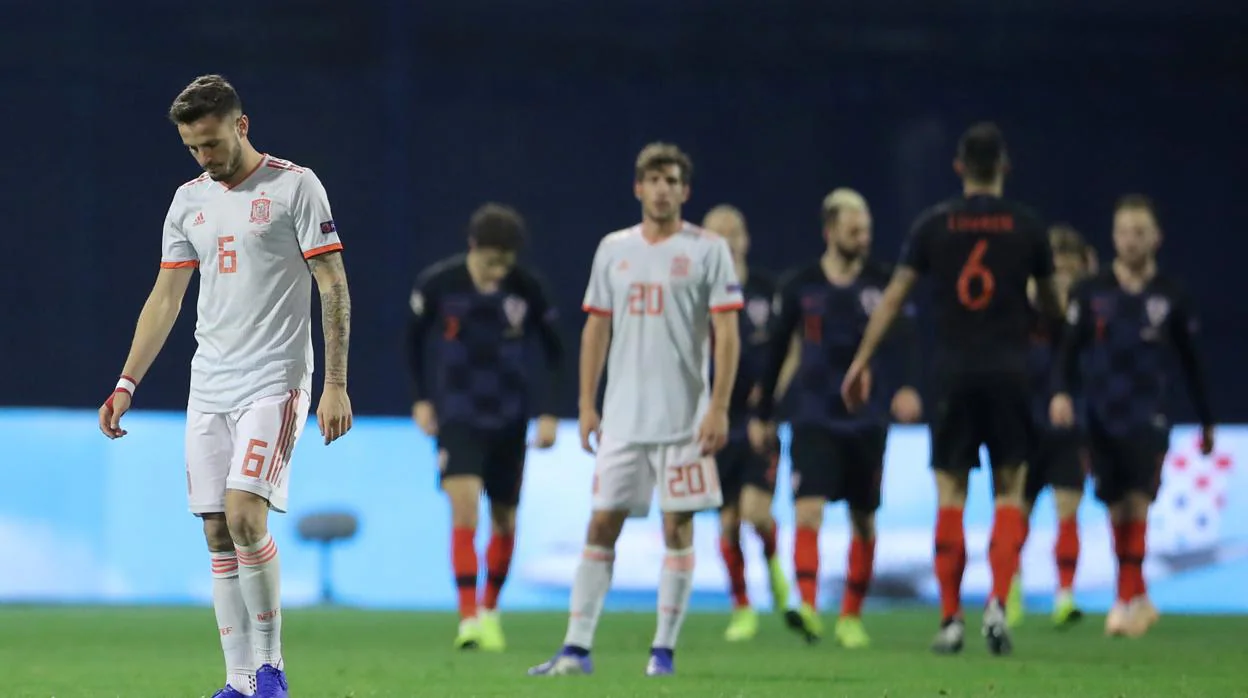 Saúl lamenta uno de los tres goles de Croacia