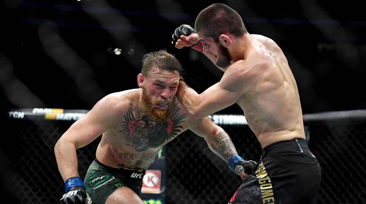 Conor McGregor (i) intercambia golpes con Khabib Nurmagomedov (d)