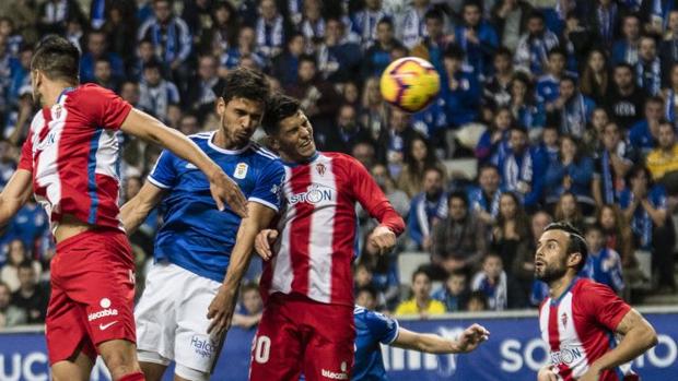 El Real Oviedo revive ante un anodino Sporting