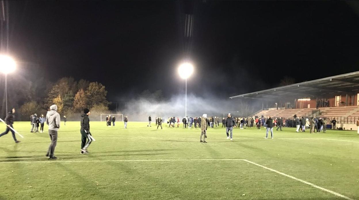 Los ultras invadieron el campo durante la disputa del Standard-Anderlecht