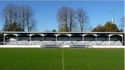 La tribuna del estadio Solvay, el feudo de la centenaria SD Barreda