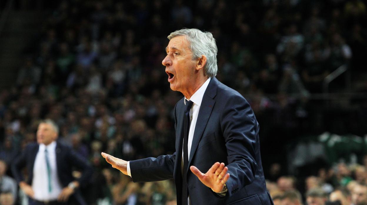 Svetislav Pesic da instrucciones durante un partido del Barcelona