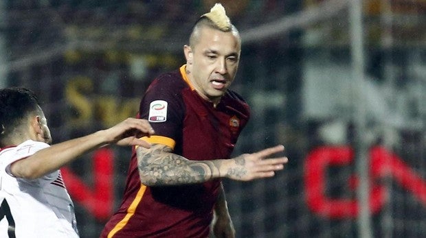 Tremenda rajada de Nainggolan contra Roberto Martínez