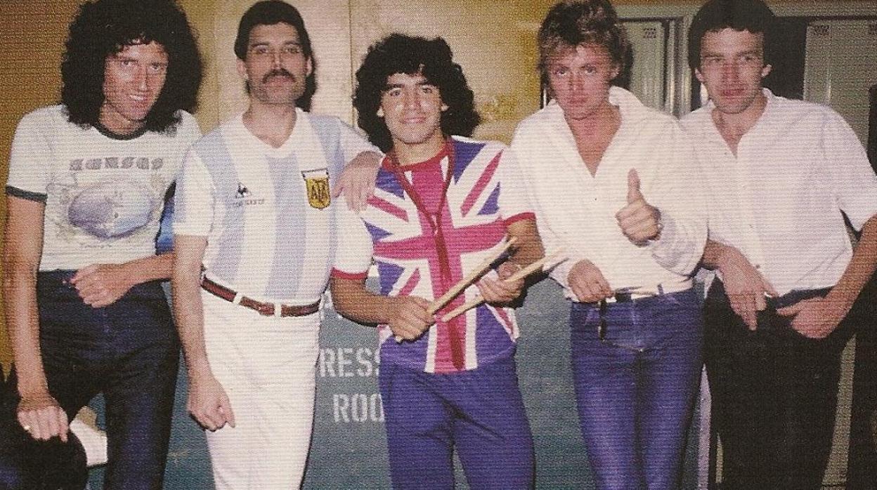 El día que Maradona intercambió su camiseta con Freddie Mercury