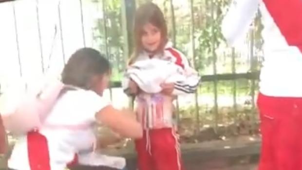 Una mujer llena de bengalas a una niña para evitar los controles