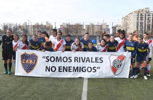 Foto de los equipos antes de disputar el último superclásico femenino