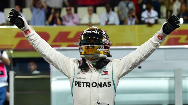 Hamilton sigue con hambre y se lleva la 'pole' en Yas Marina