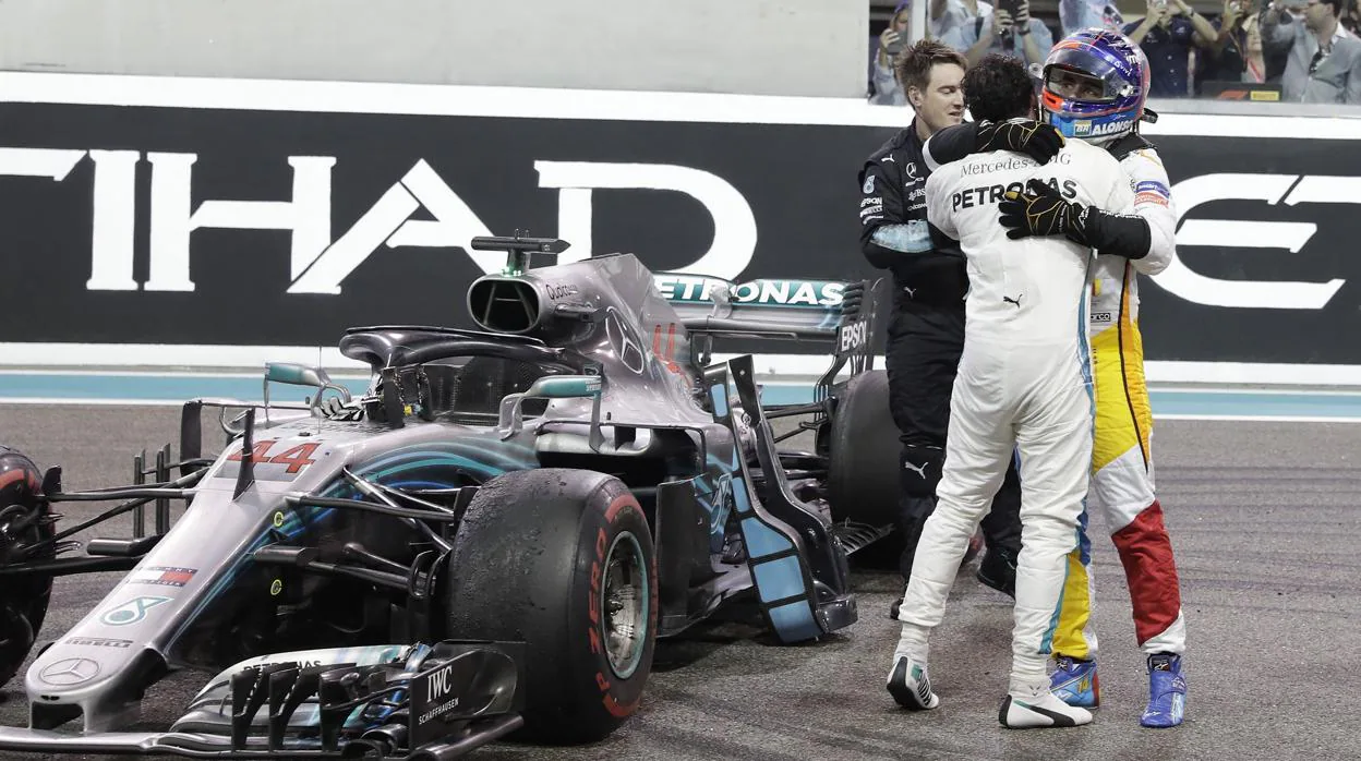 Alonso y Hamilton se fundieron en un abrazo tras la carrera