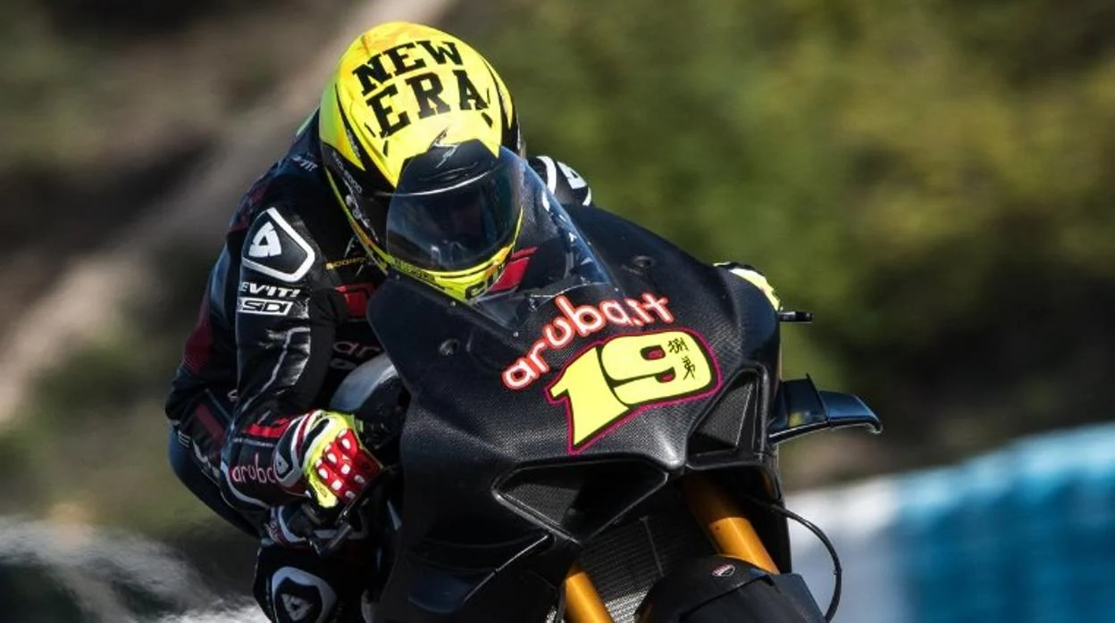 Álvaro Bautista, a lomos de la Ducati de Superbikes en los test de Jerez