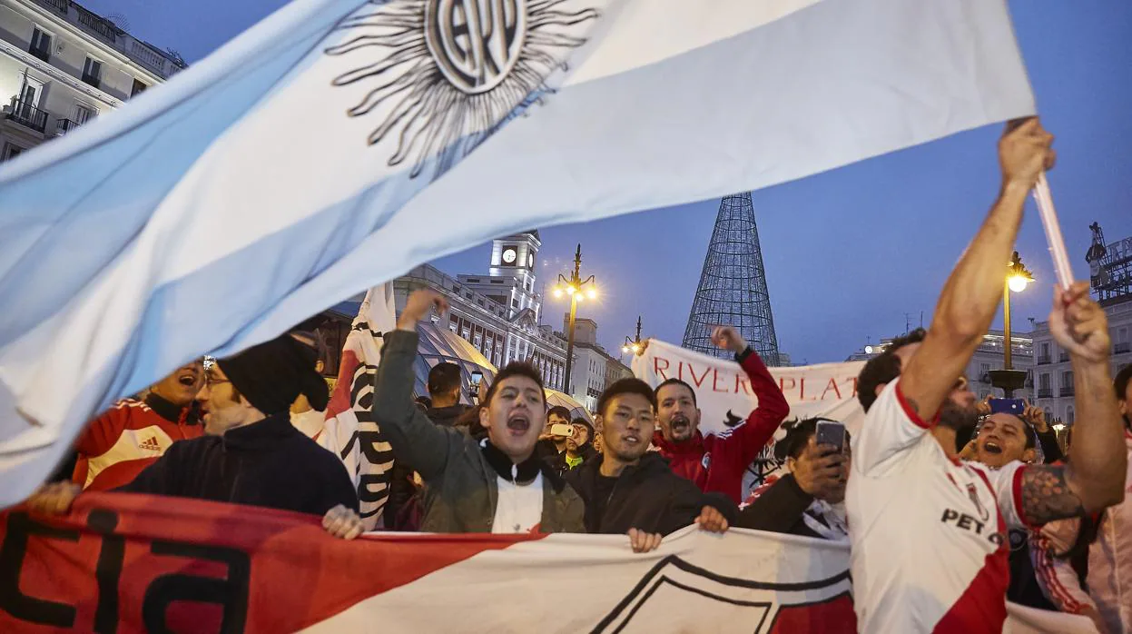 Aficionados de River Plate congregados en la Puerta del Sol en la previa de la ida