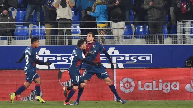 El Huesca remonta para ganar su primer partido en casa en Primera