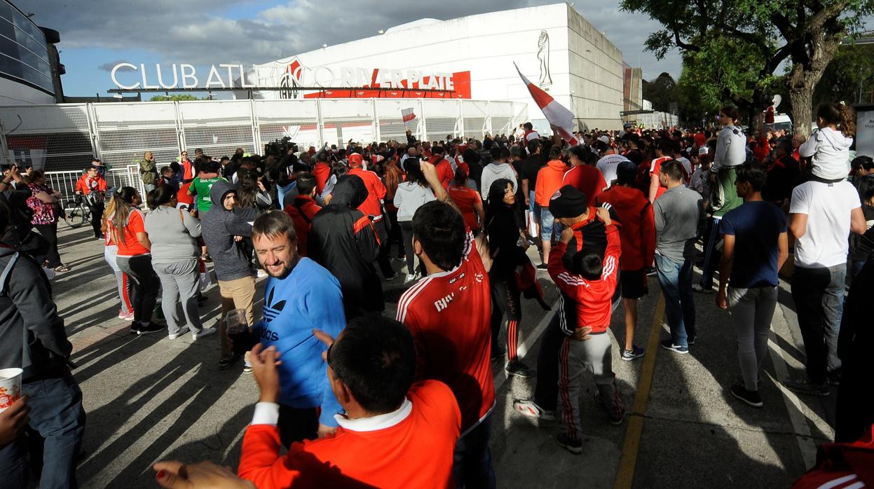 Protestas ante el estadio Monumental por la sede de la final