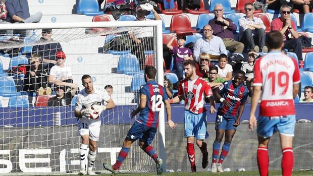 Coke y Dwamena meten en octavos al Levante