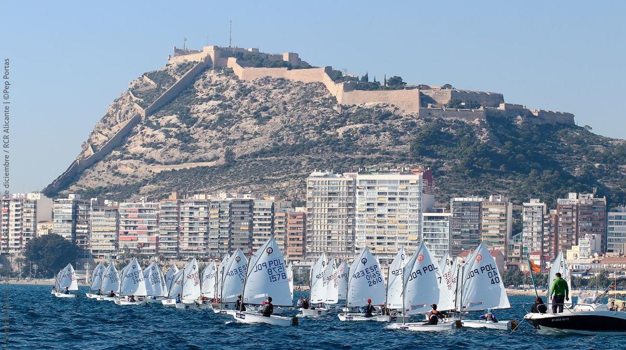 Jacek Malinowski y Natalia Moreno se ponen al frente de los Optimist en Alicante