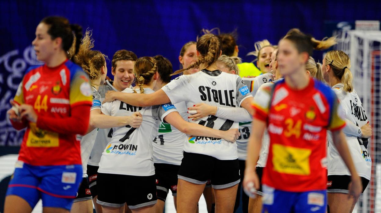 Las jugadoras alemanas celebran la victoria ante España