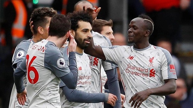 Salah se exhibe con un 'hat trick' y permite soñar al Liverpool