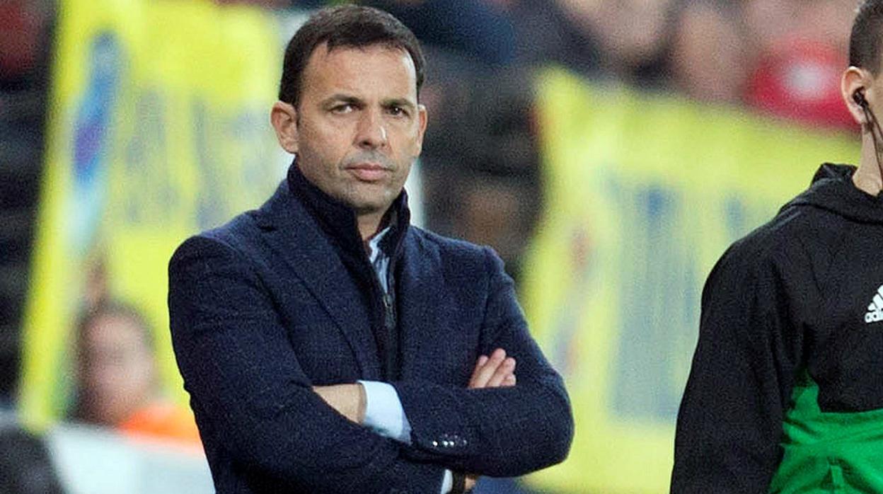 El Villarreal despide a Javi Calleja y nombra a Luis García nuevo entrenador