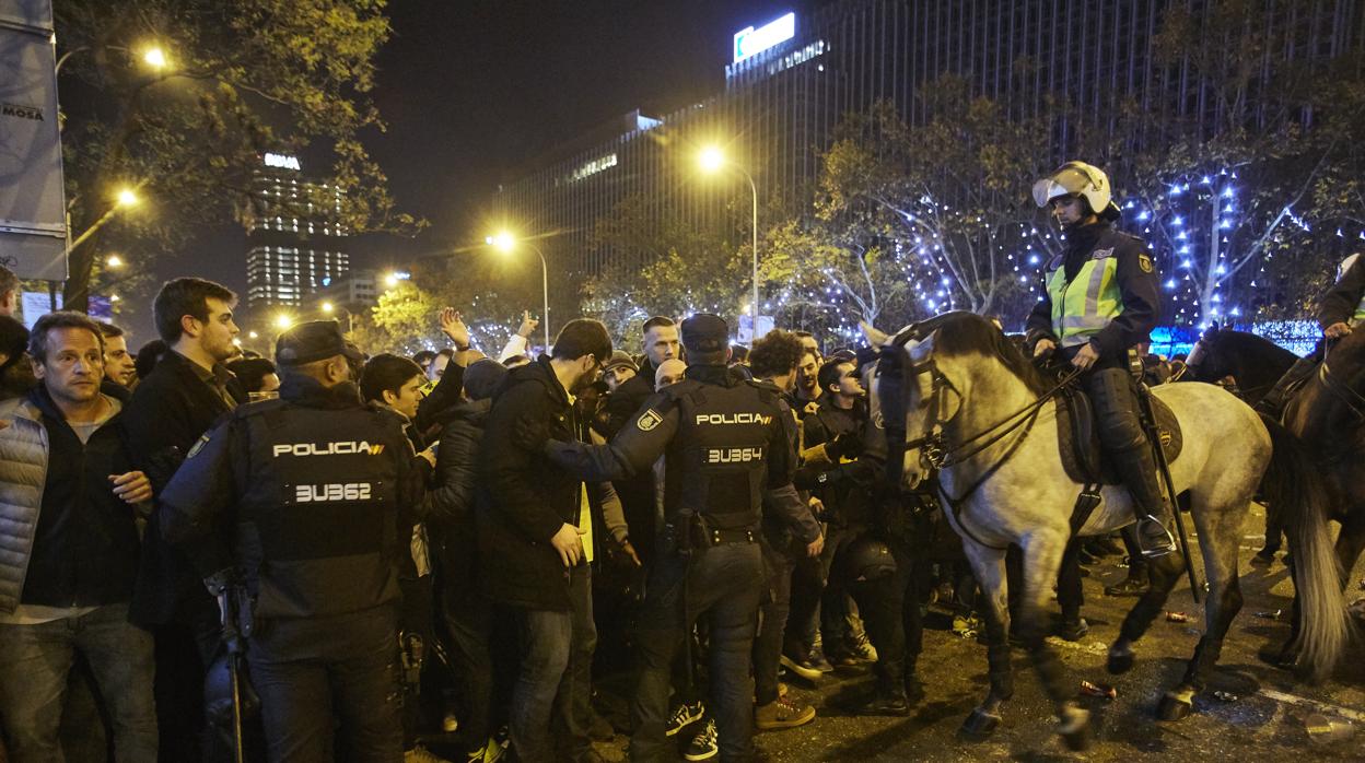 La Policía registra a los aficionados antes de entrar al Santiago Bernabéu