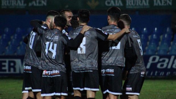 El espectacular gol de chilena celebrado en el Linares-Antequera