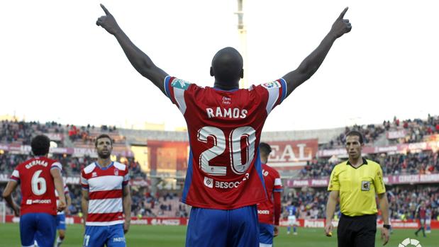 Un golazo de Adrián Ramos mantiene líder al Granada