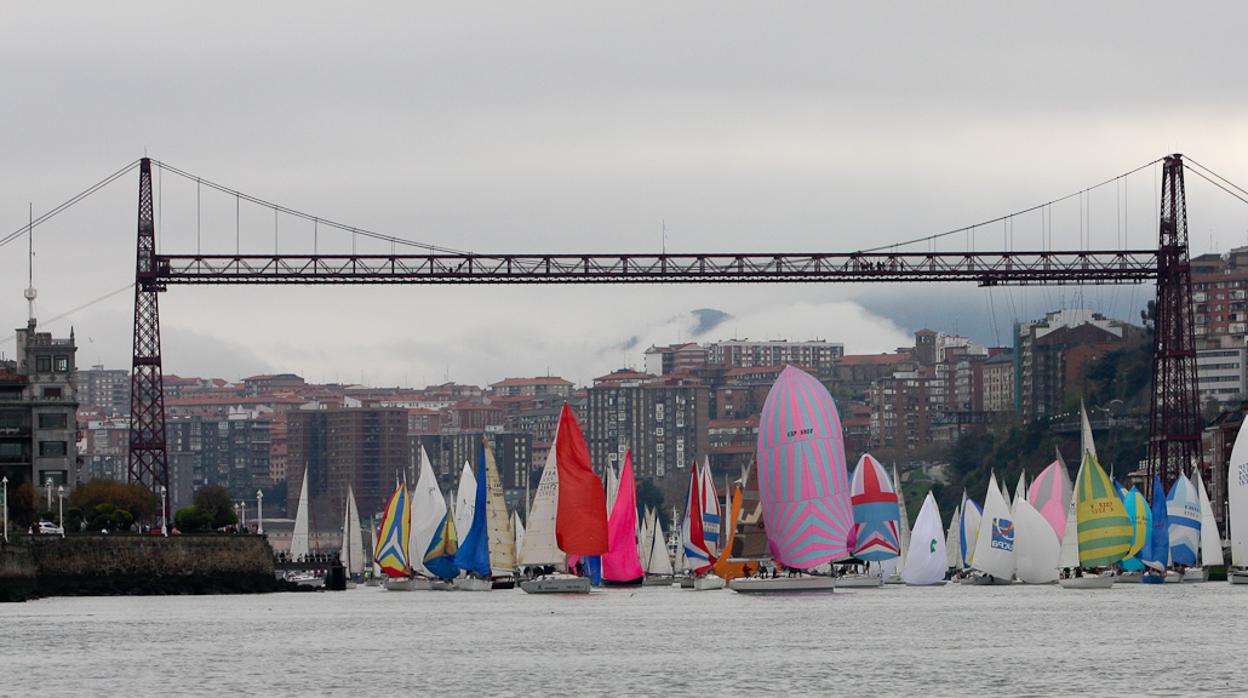 Cerca de 70 barcos navegarán bajo el Puente Colgante en la clásica y especial Regata del Gallo