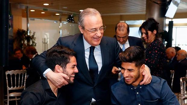 Florentino Pérez da ánimos a Isco y Asensio