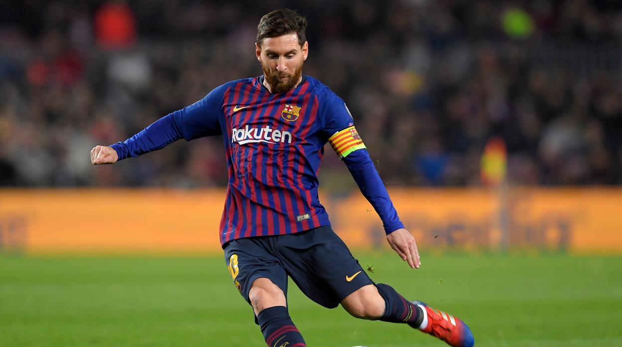 Leo Messi se dispone a lanzar una falta