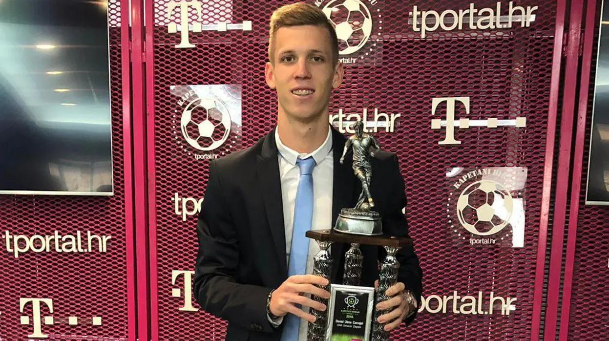 Dani Olmo posa junto con el trofeo de jugador del año de Croacia