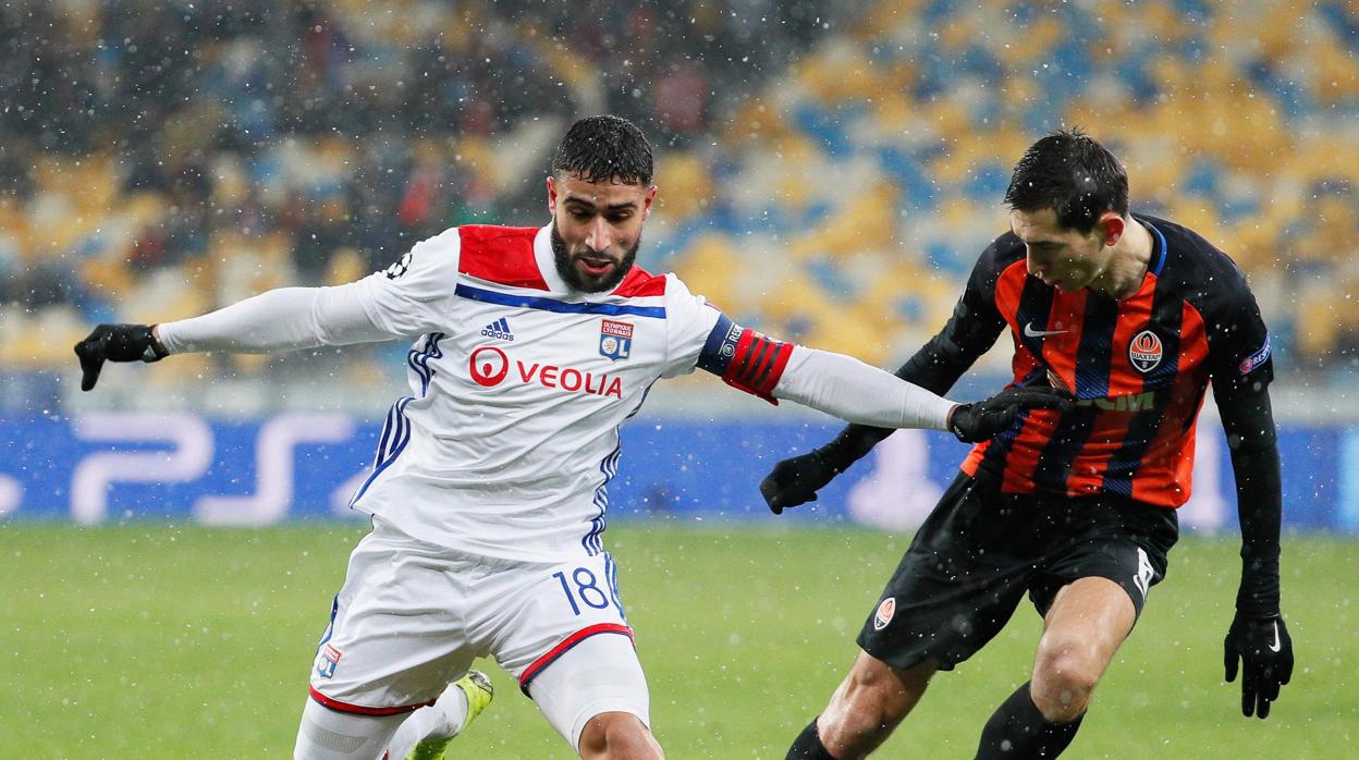 Fekir, la estrella del Lyon, disputa un balón con Stepanenko