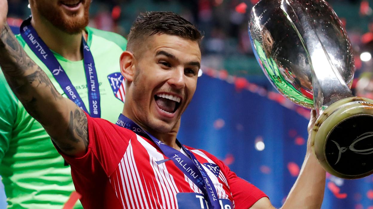 Lucas Hernández, con la Supercopa de Europa