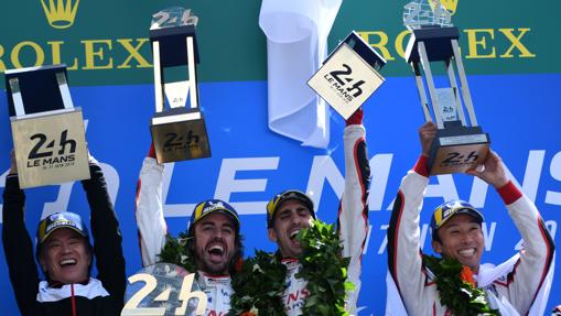 Fernando Alonso con su equipo celebra el triunfo en las 24 horas de Le Mans