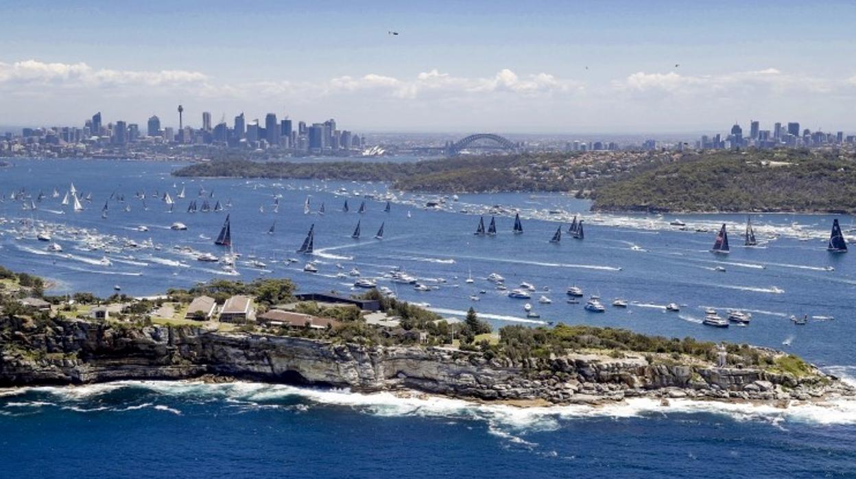 Decenas de miles de espectadores han rendido tributo a los 85 equipos participantes en la Sydney Hobart