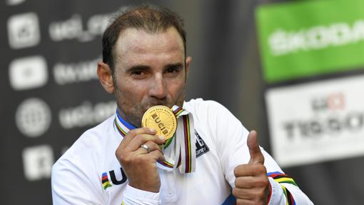 Valverde besa la medalla de oro de campeón del mundo en ruta