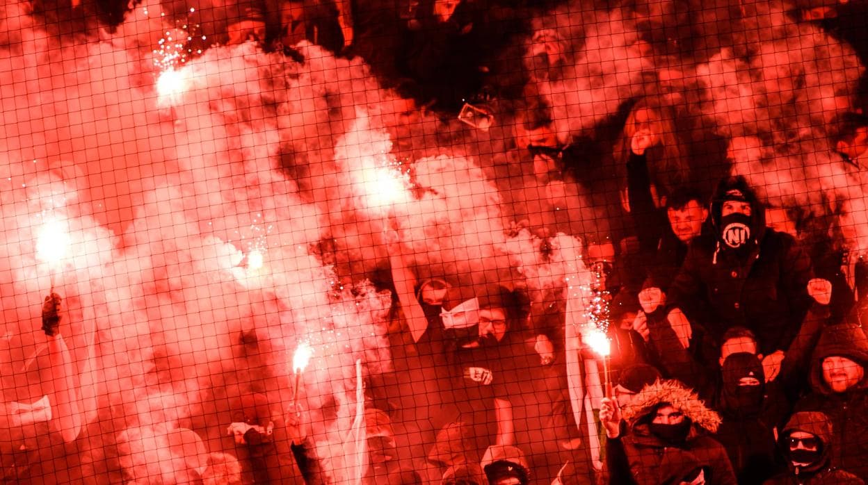 Aficionados del Borussia Dortmund encendiendo bengalas