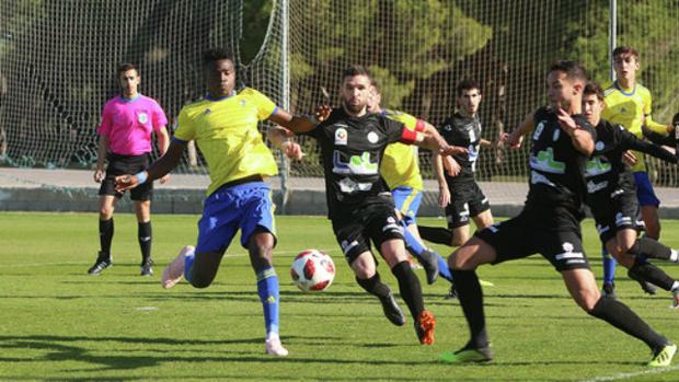 Crónica Cádiz CF B-Ciudad de Lucena: Madera de líder