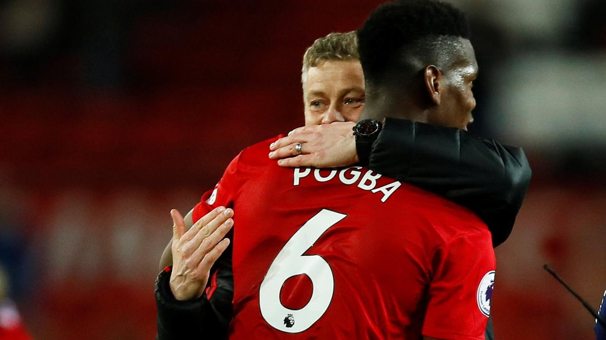 Paul Pogba, felicitado por Solskjaer tras la victoria ante el Bournemouth