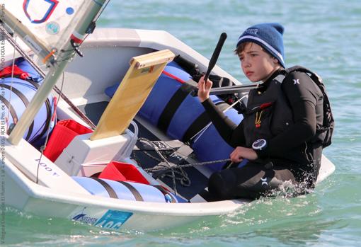 Arturo Arauz coge el liderato de la Excellence Cup de Optimist en la bahía de Cádiz