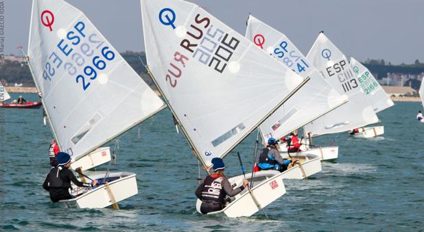 Arturo Arauz coge el liderato de la Excellence Cup de Optimist en la bahía de Cádiz