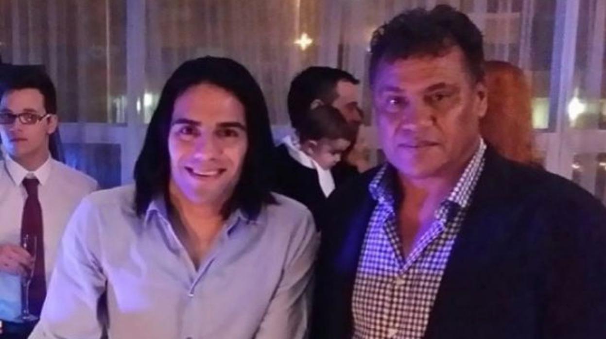 Radamel Falcao posa con su padre