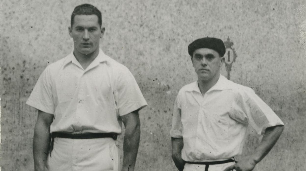 Miguel Gallastegui, junto a Atano III, antes de la final del Campeonato manomanista de 1942