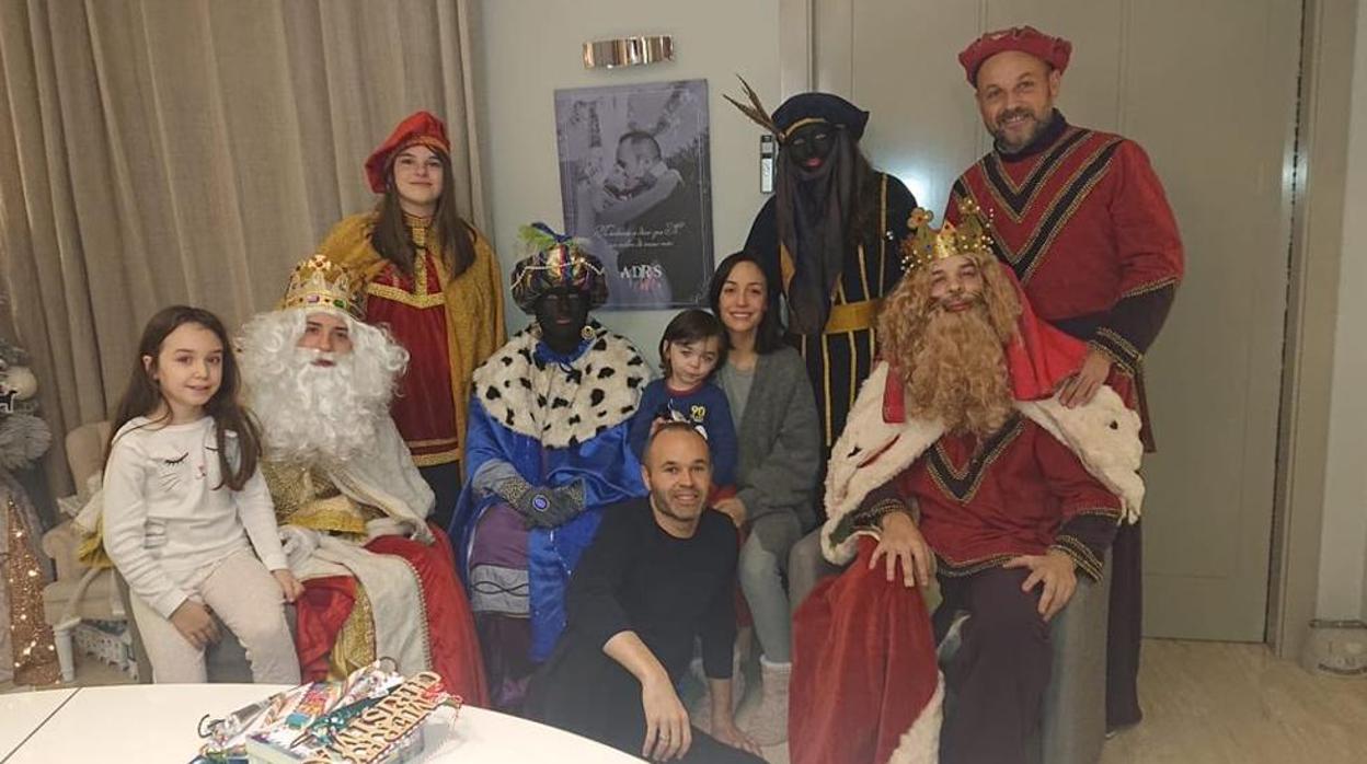Andrés Iniesta posa con su familia con los Reyes Magos